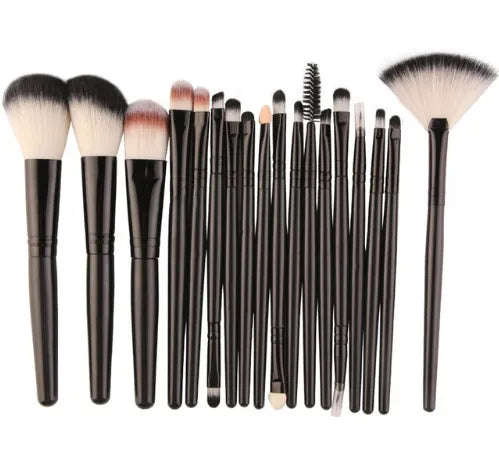 MAANGE 18-piece make-up brush set with fan-shaped tools for contouring and blending on a table