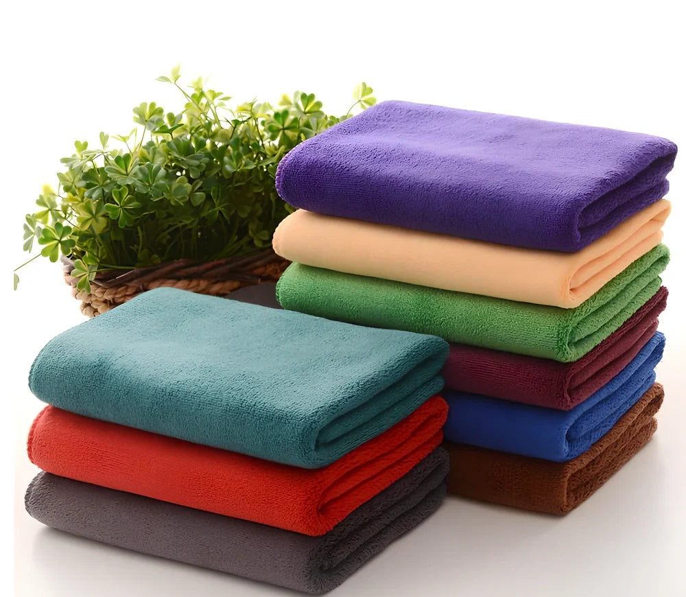 Microfiber pet towel in blue colour showing 40x60cm size with water absorption demonstration