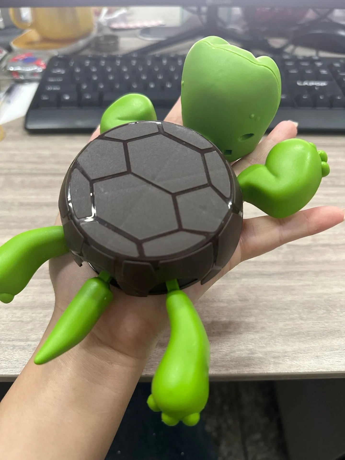 Turtle-shaped coaster in light green colour with heat insulation function, made from ABS plastic.