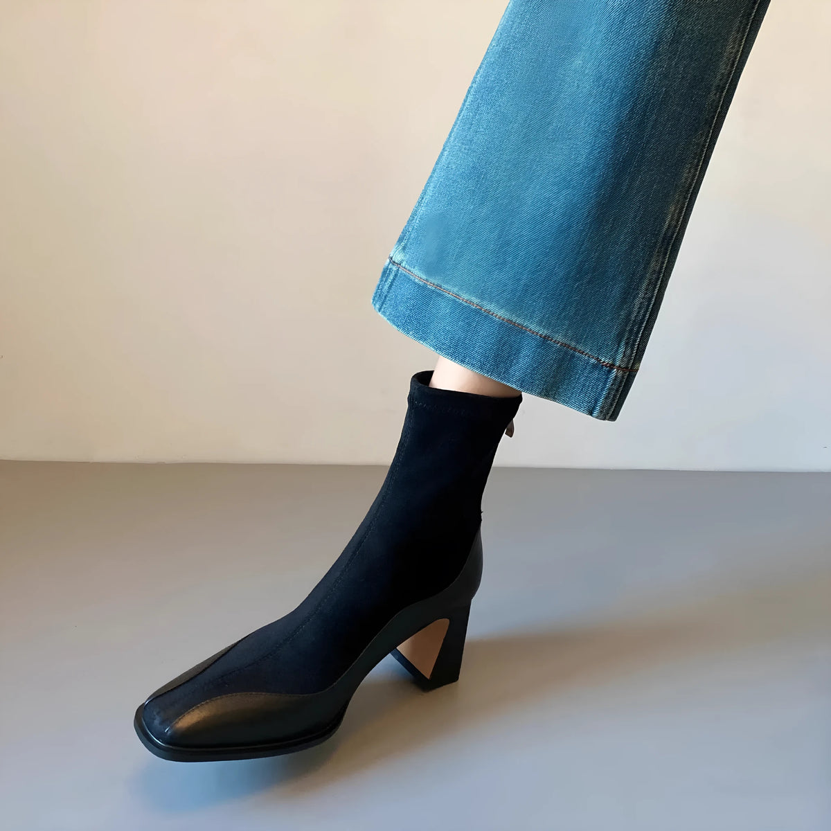 Women's retro suede short boots with chunky 6-8cm heel, square toe, back zipper, in brown or black