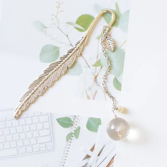 Dried flower bookmark with alloy frame measuring 12x2cm in Blue starry sky colour