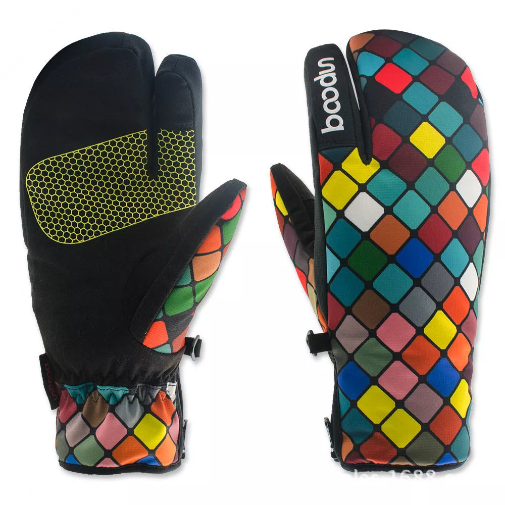 Waterproof three-finger ski gloves in checkered polyester for outdoor winter activities