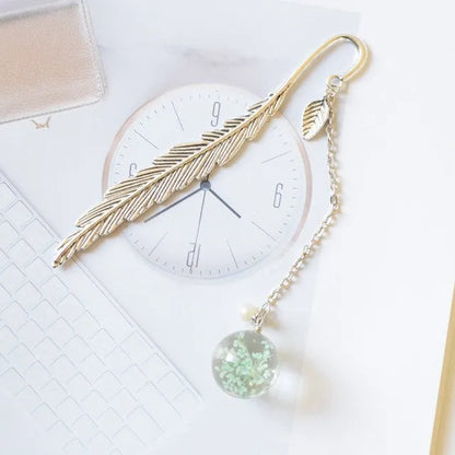 Dried flower bookmark with alloy frame measuring 12x2cm in Blue starry sky colour