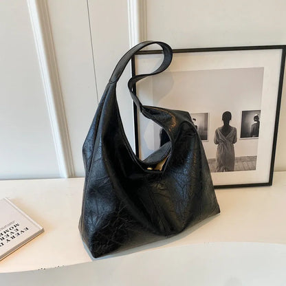 Casual soft leather large capacity shoulder bag in black with sandwich pocket and sewing thread details