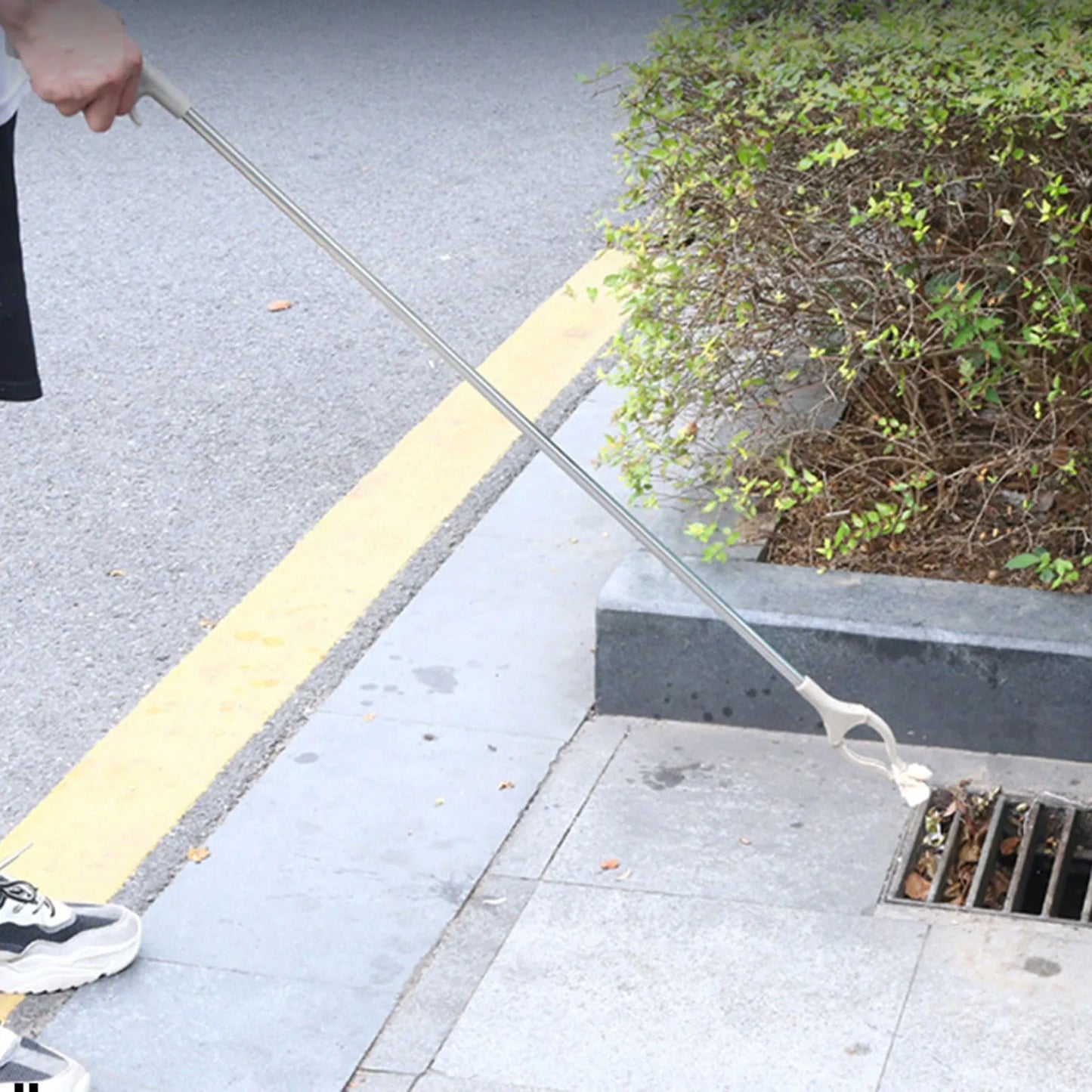 40cm stainless steel garbage picker with push-type handle and non-slip chuck for one-handed operation without bending