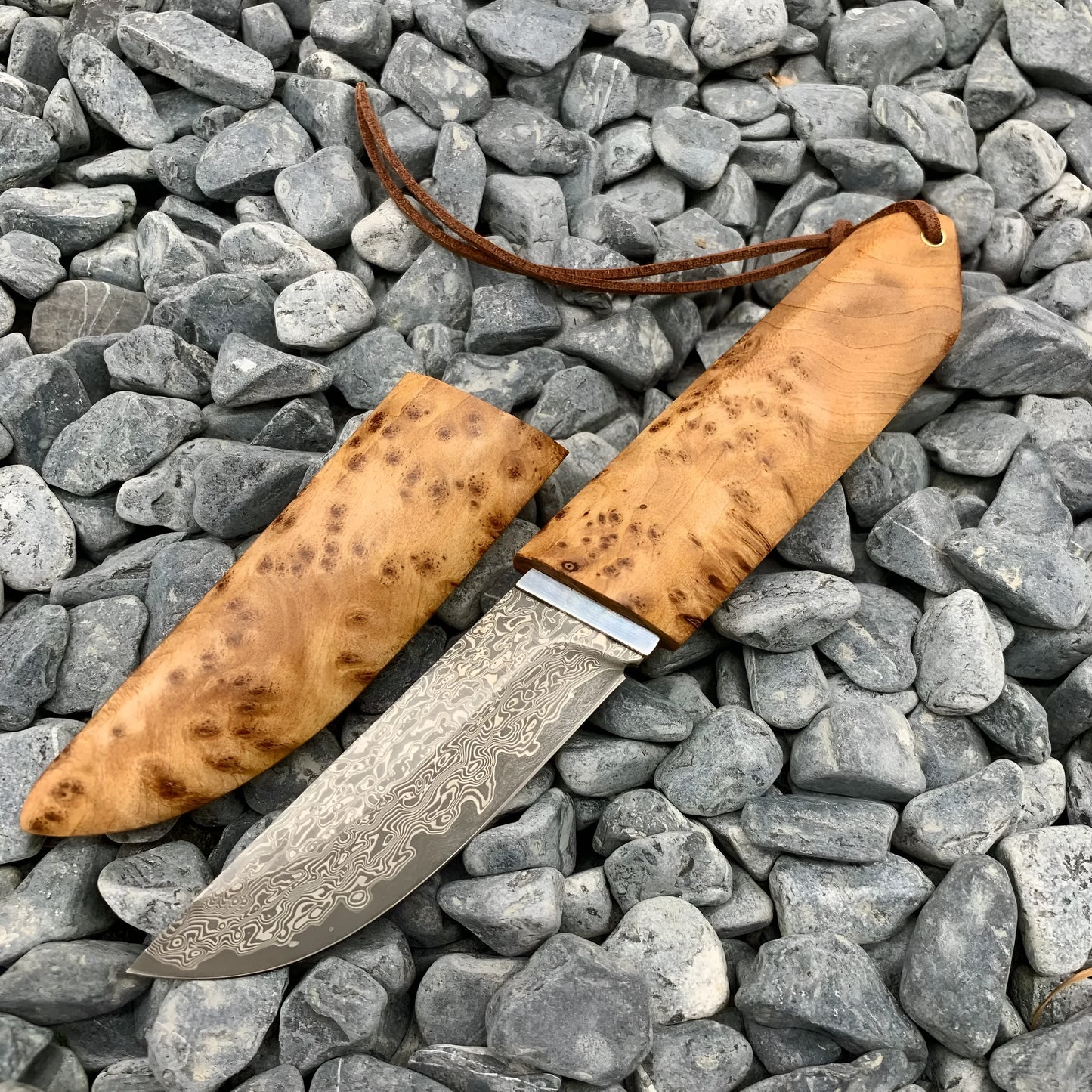 Outdoor Damascus steel short knife with Thuja wood handle showing 18cm length
