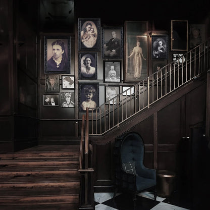 3D Changing Face Moving Picture Frame in Black with Eerie Ghostly Image