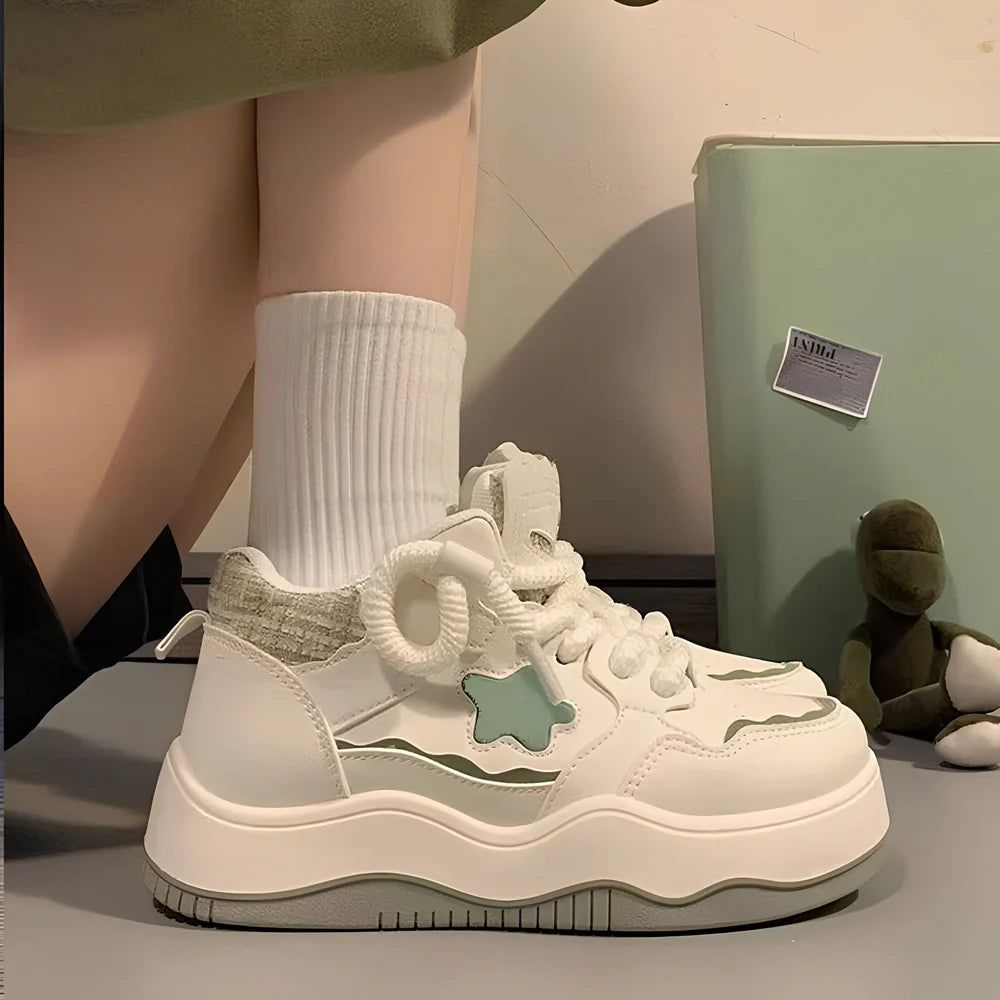 Women's green platform sneaker with 3cm rubber sole and patent leather upper, round toe design