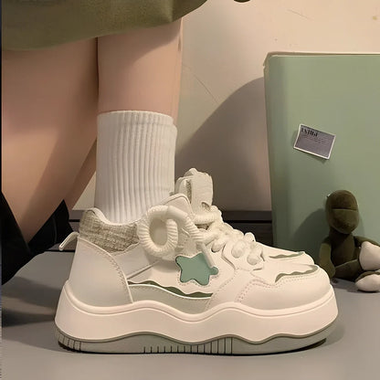 Women's green platform sneaker with 3cm rubber sole and patent leather upper, round toe design