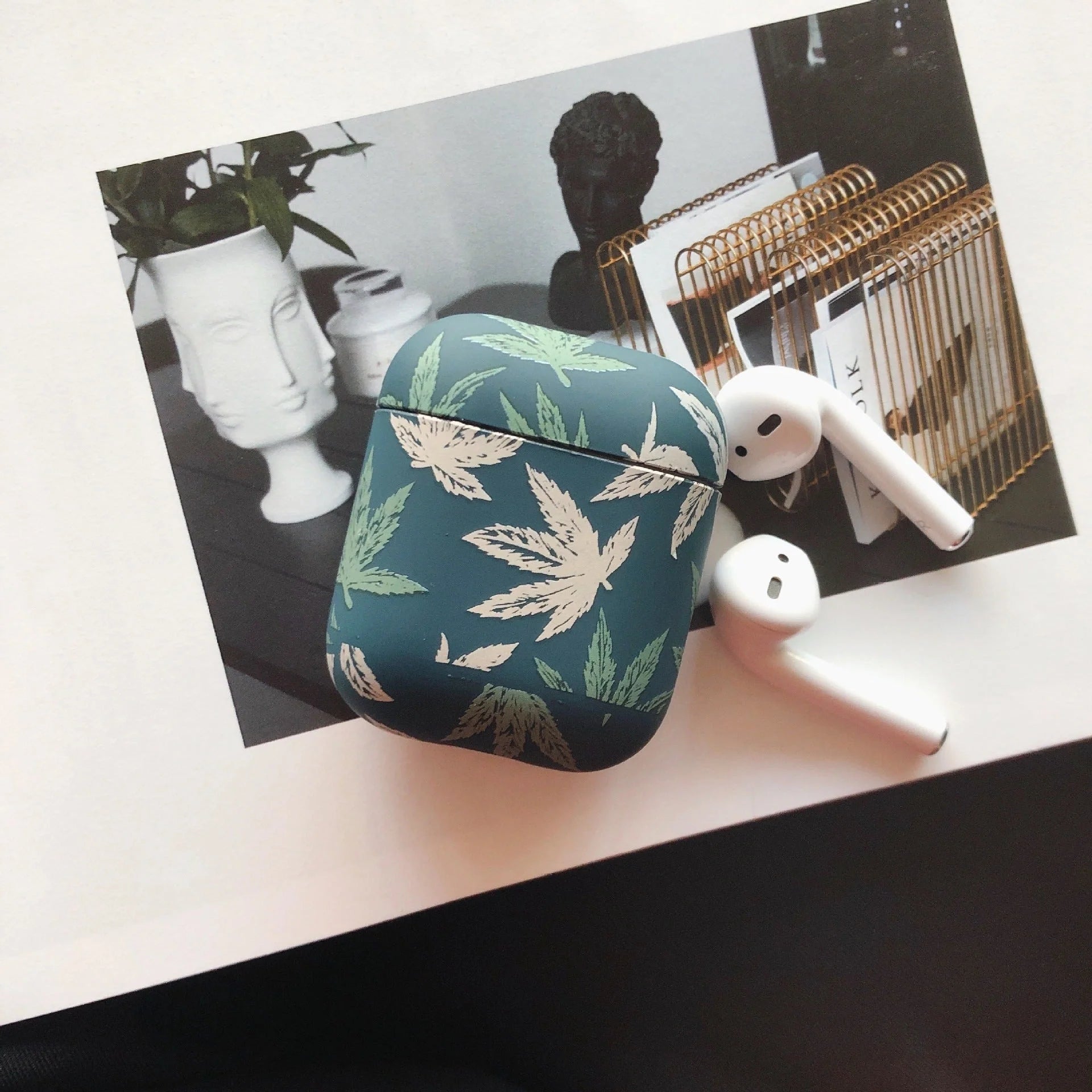 Bluetooth wireless headset protective case in red and green, made from durable PC material