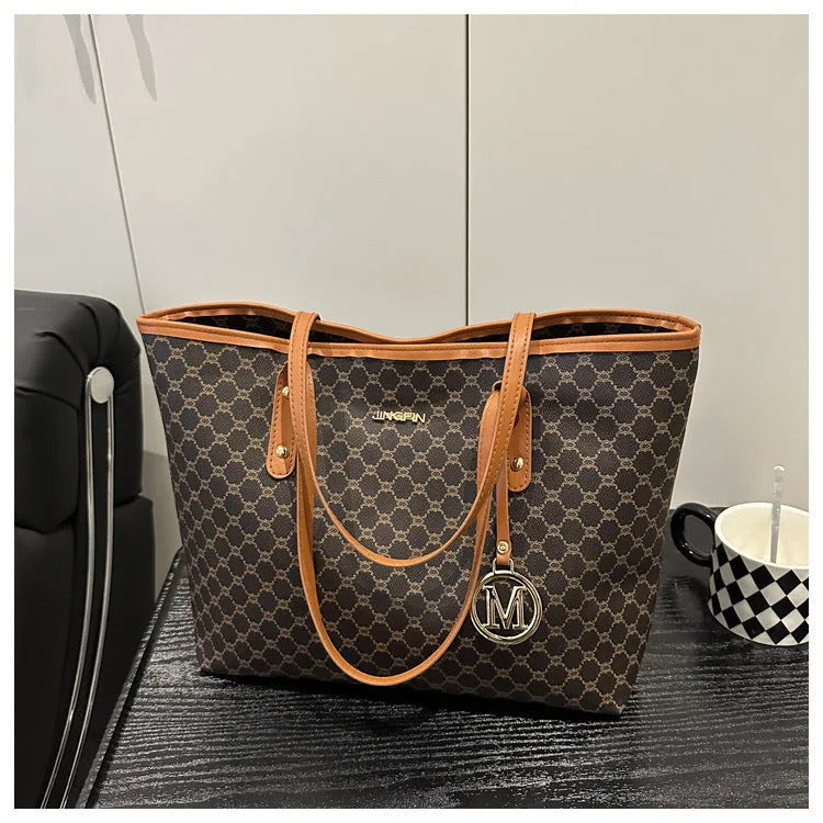 PU shoulder bag in street trend style with sewing thread details, showing 42cm width and 22.5cm handle.