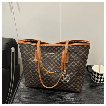 PU shoulder bag in street trend style with sewing thread details, showing 42cm width and 22.5cm handle.