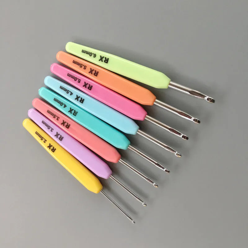 Crochet hook set with 16 pieces, ABS and polyethylene handles, sizes 1.0mm to 6.0mm, and PU storage bag