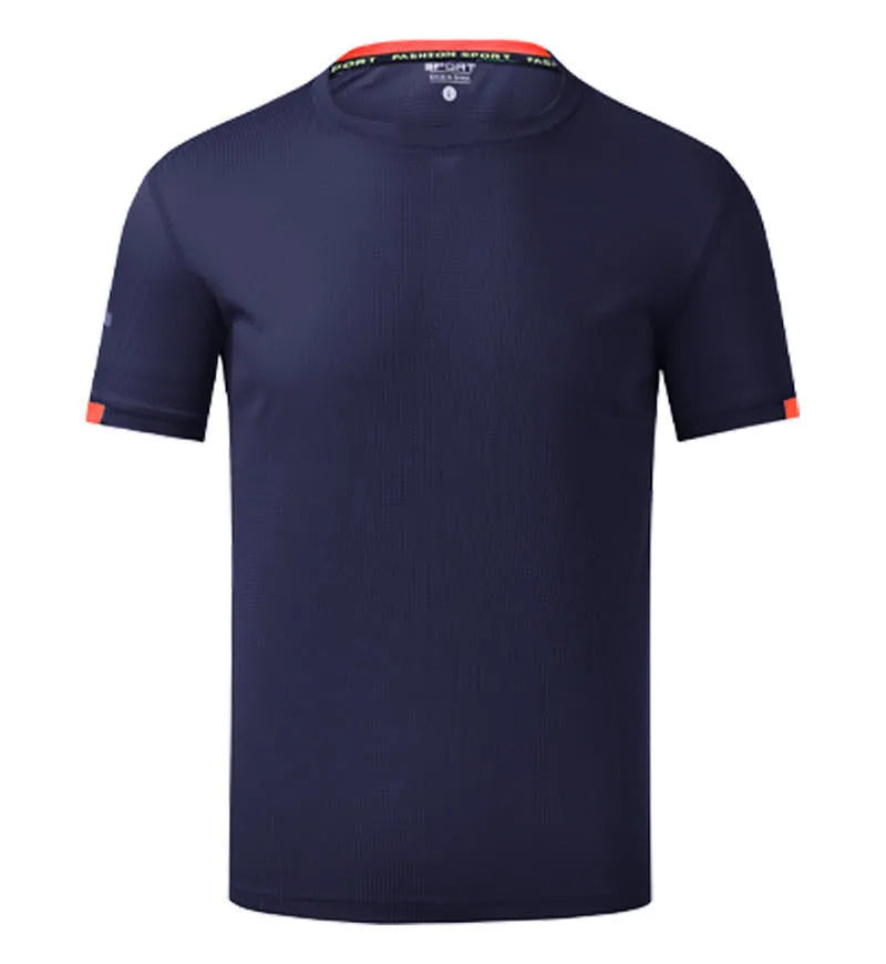 Man wearing a solid colour ice silk quick-drying short sleeve sports shirt
