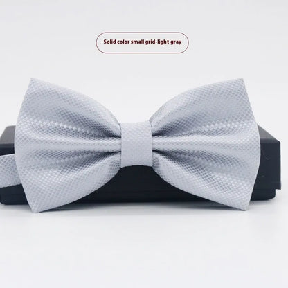 Flat-head self-tie bow tie in a wine red colour, showing its 12cm width and 6cm height dimensions.