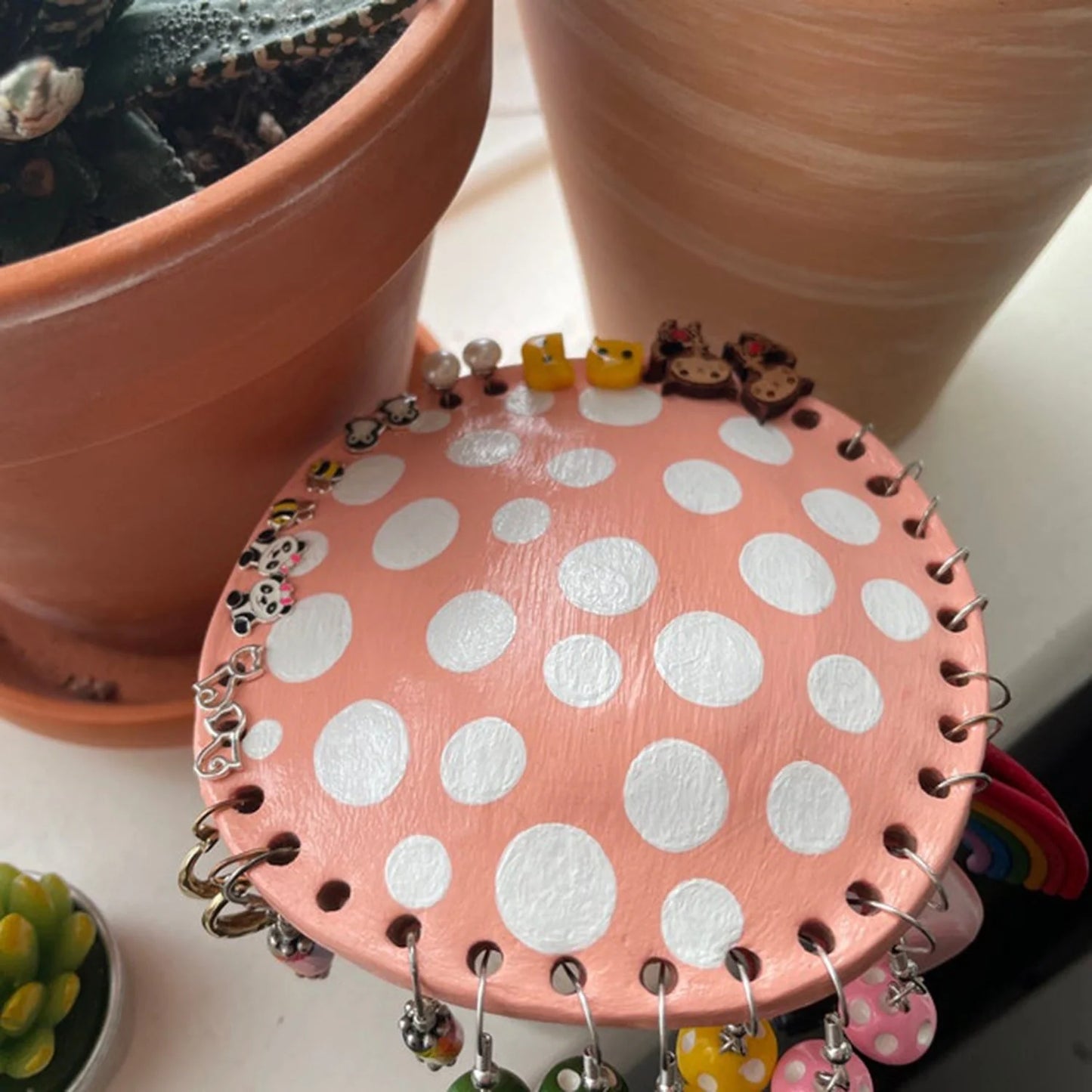 Mushroom-shaped earring rack in red and pink, perfect for organizing and displaying jewelry