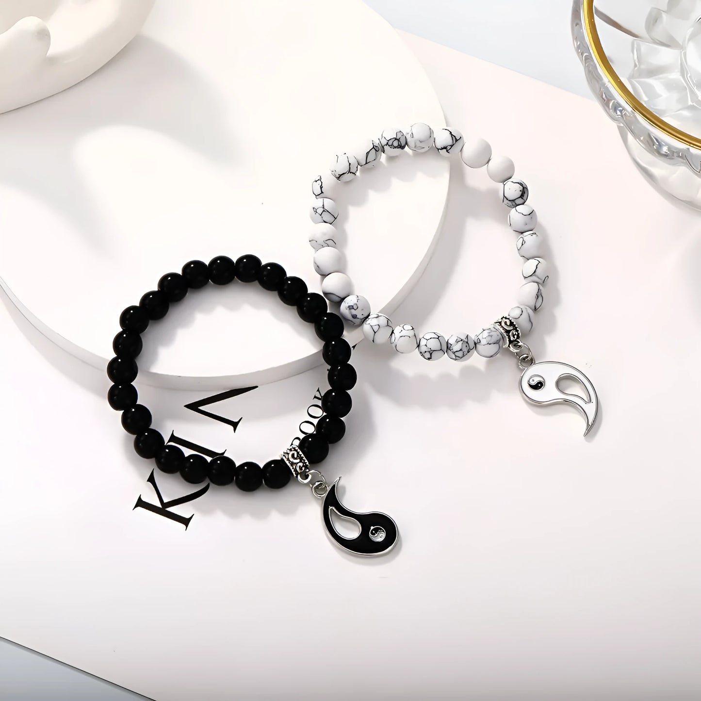 Geometric eight-diagram alloy bracelet with electroplated finish for unisex fashion wear