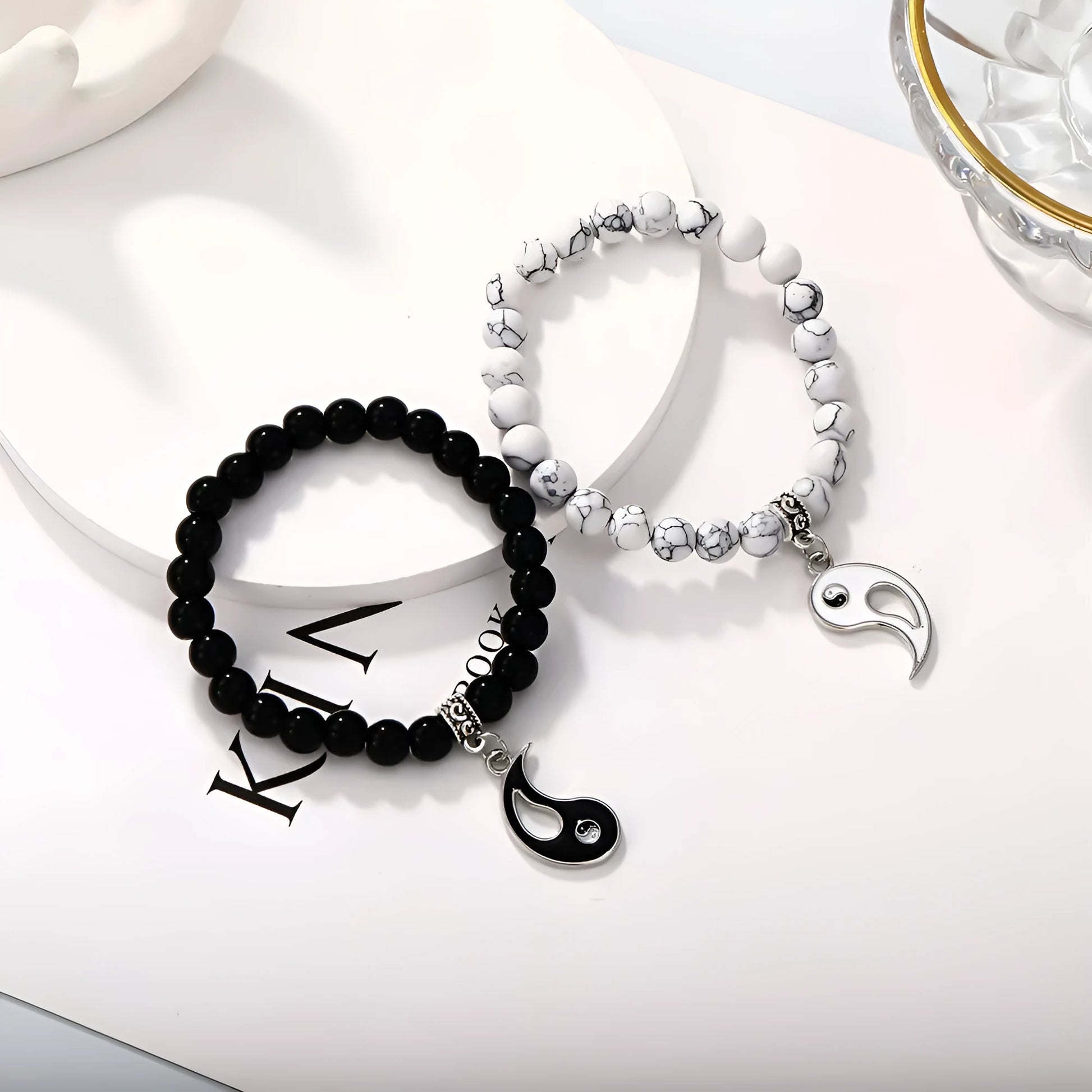 Geometric eight-diagram alloy bracelet with electroplated finish for unisex fashion wear