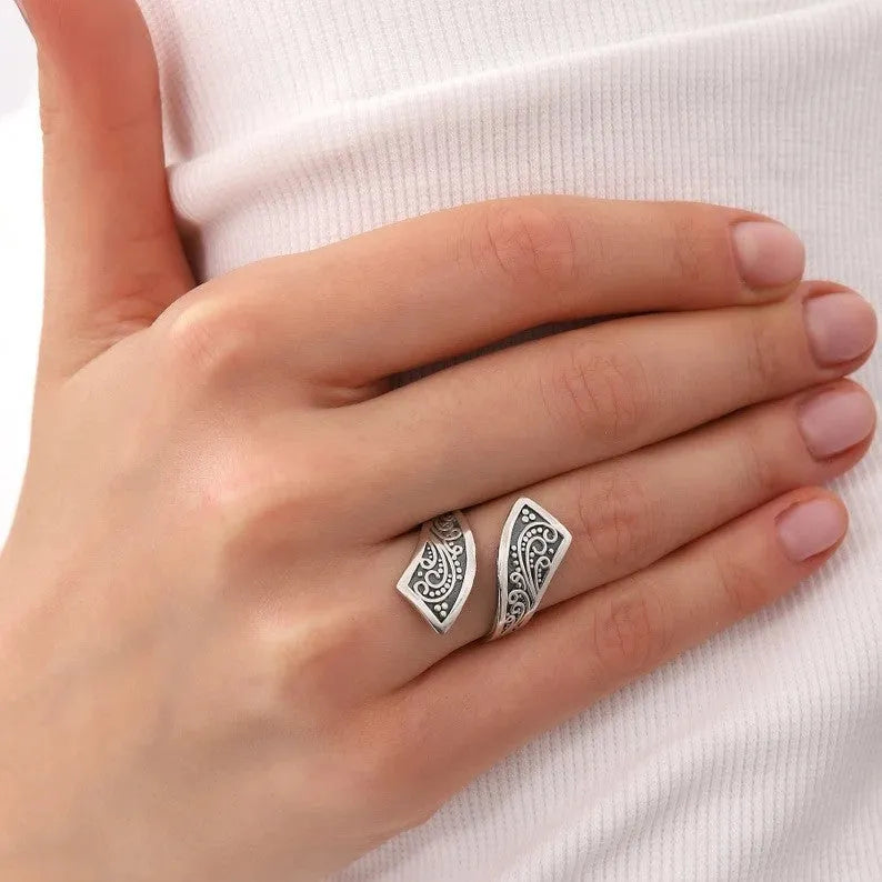Silver retro minimalism women's ring with adjustable opening on alloy material