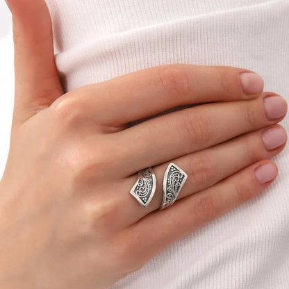 Silver retro minimalism women's ring with adjustable opening on alloy material