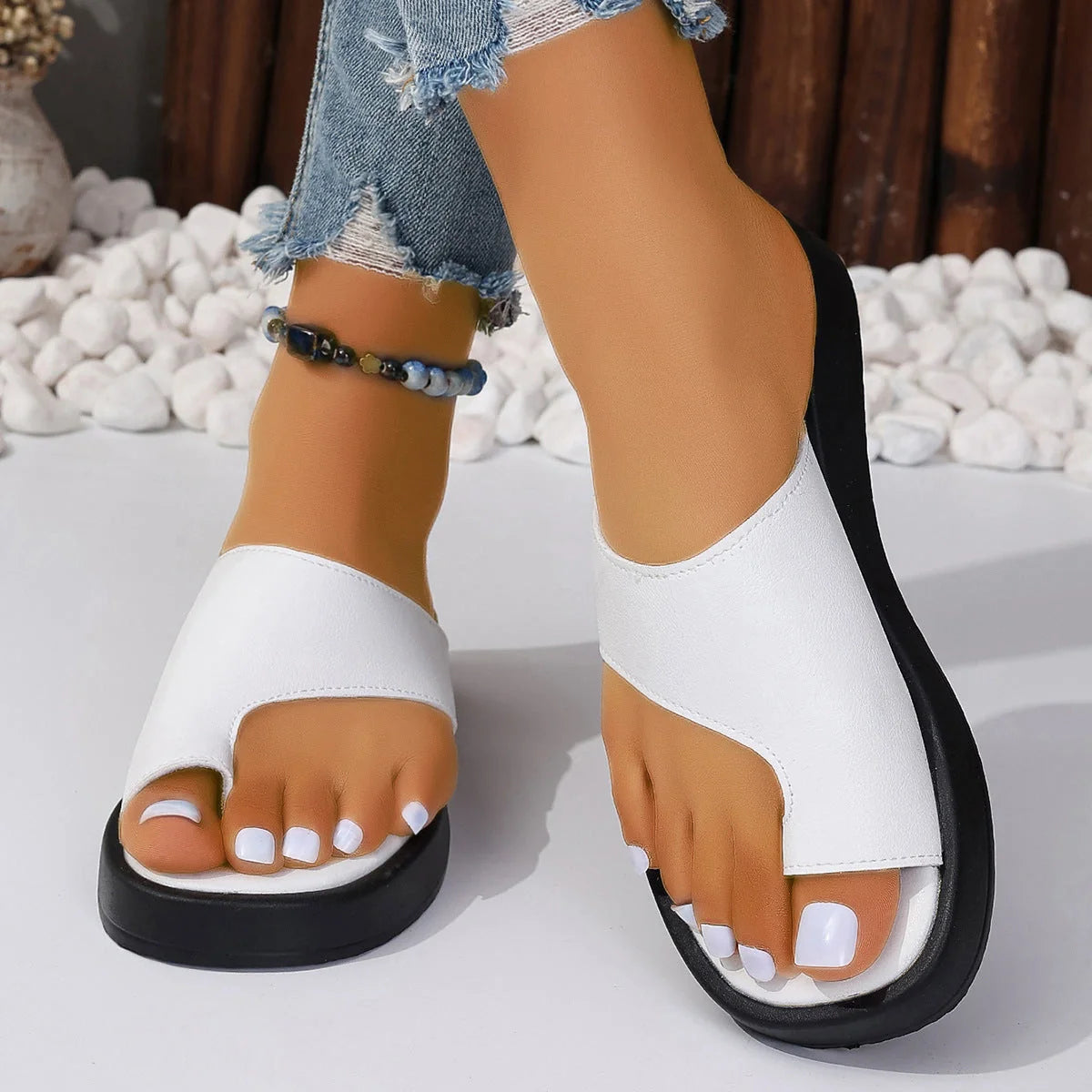 Women's thick-soled clip-toe flat slippers in black and white for summer outdoor wear