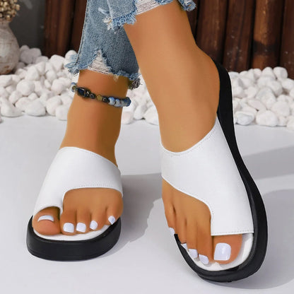Women's thick-soled clip-toe flat slippers in black and white for summer outdoor wear