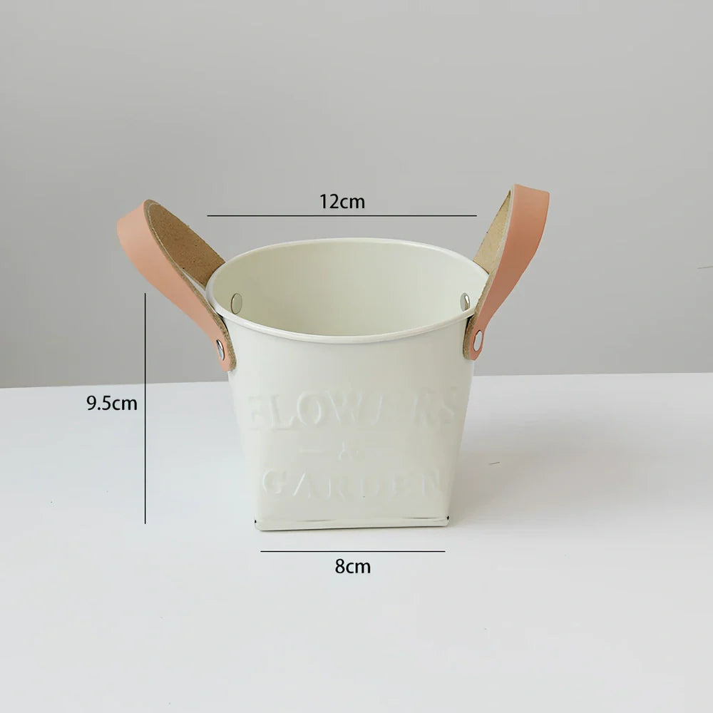 Iron flower pot with manual finishing in 15cm and 10cm sizes for desktop plants