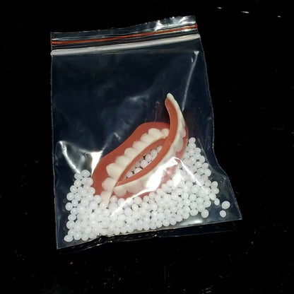 Silicone simulation smile dentures for dental training with upper and lower teeth colour differentiation