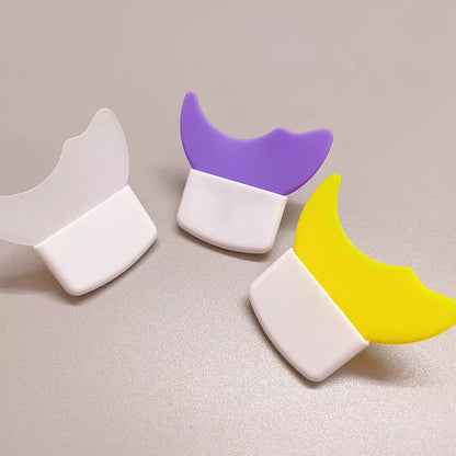 Multifunctional silicone eye makeup baffle for precise eyeliner and eyeshadow application