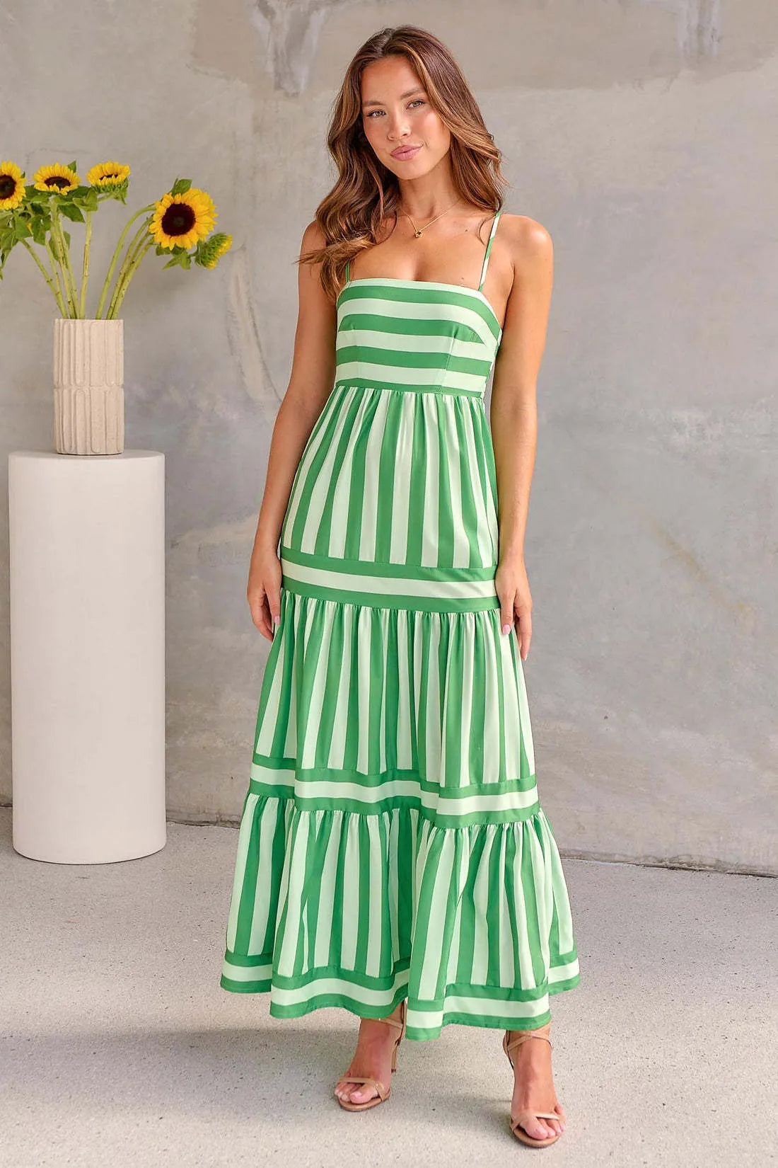 Women's backless square neck summer dress with suspenders and side pockets in striped printed fabric