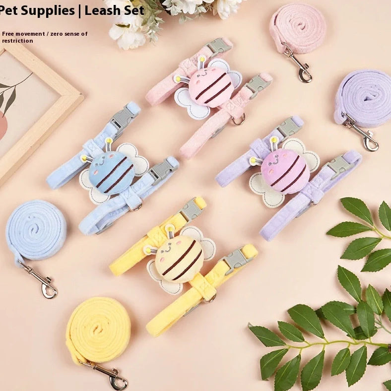 Adjustable bee-shaped cat rope with extendable lead and quick-release buckle in pink, yellow, or blue