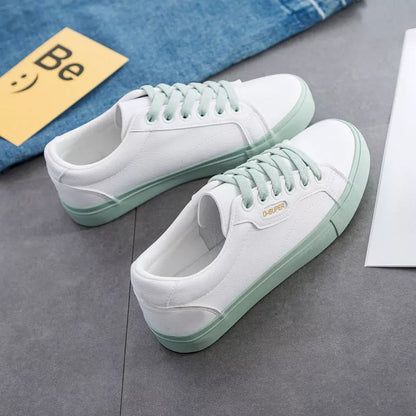 Girls' canvas low-top sneakers with vulcanized soles in white powder and white with green accents