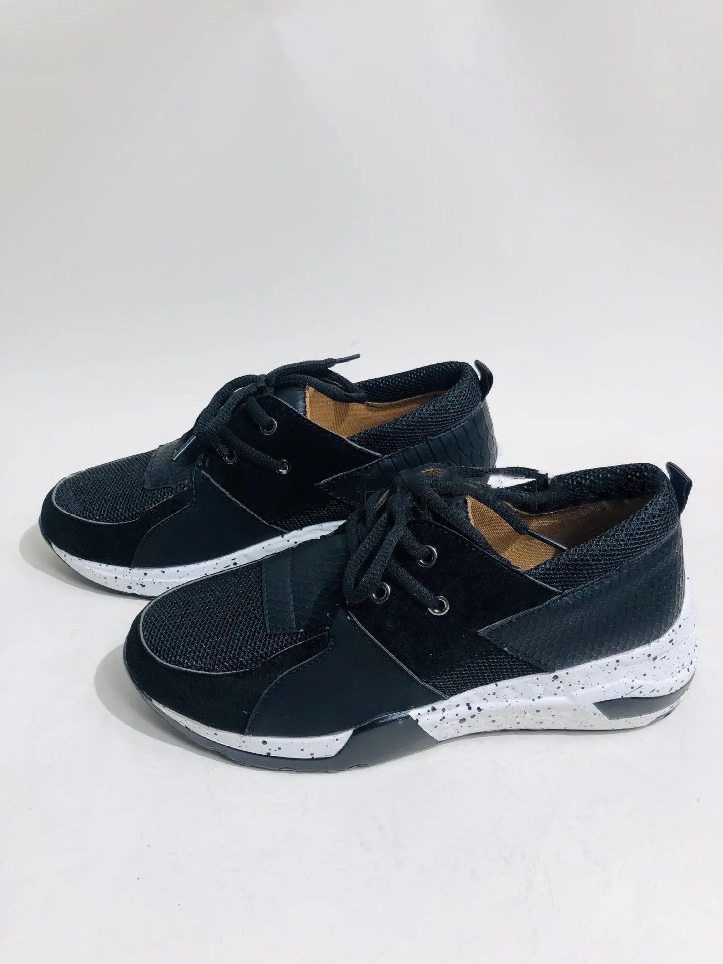 Women's casual sports shoes in black suede with wedge heel and round toe for daily wear