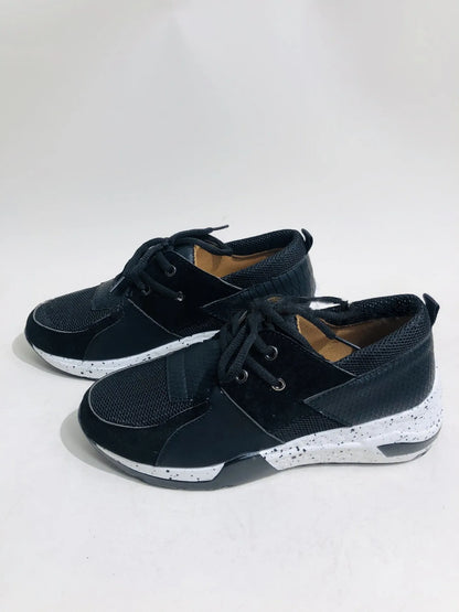 Women's casual sports shoes in black suede with wedge heel and round toe for daily wear