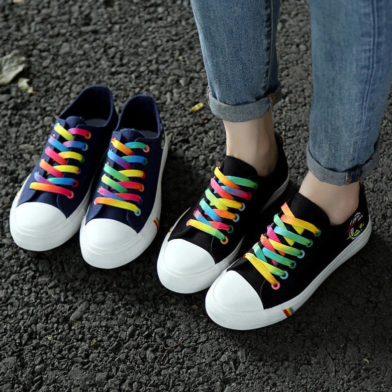 Classic canvas shoes in black and blue colours with lace-up closure and rubber sole