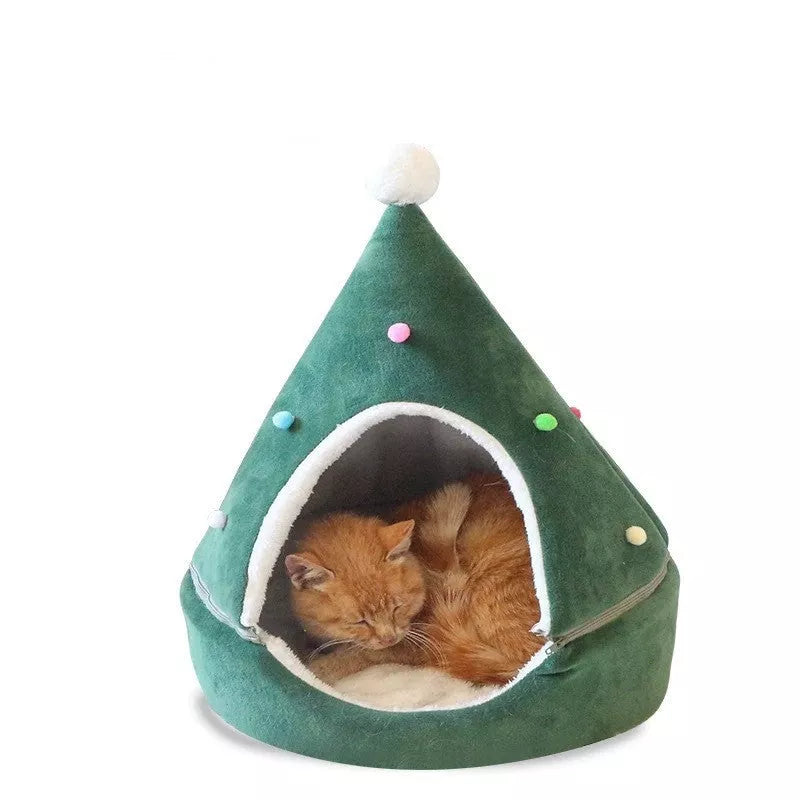 Festive Christmas tree cat litter with red hat and green tree design for pets