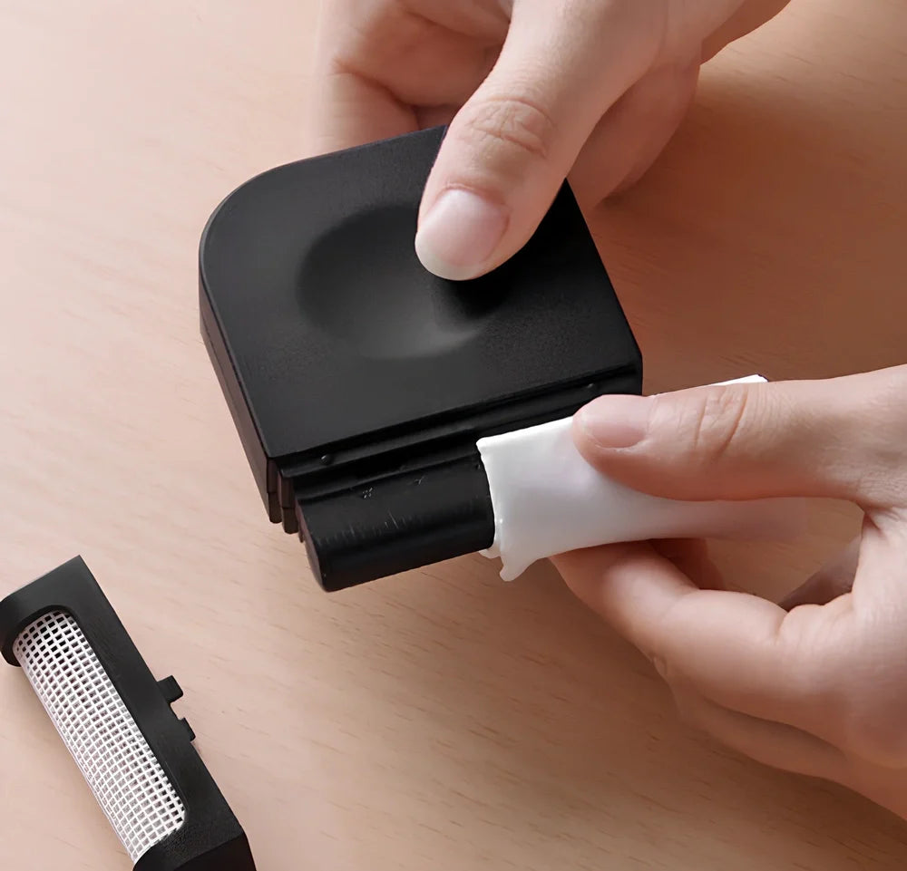 Portable manual fabric cleaning brush with removable catching net, 6.4 cm wide plastic construction