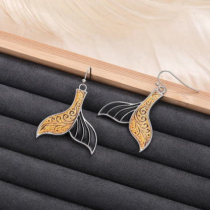 Women's fishtail-shaped earrings with whale motif in white gold colour retro style