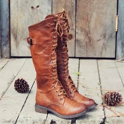 Chunky heel casual boot in black with round toe and cotton lining, low 1-3cm heel