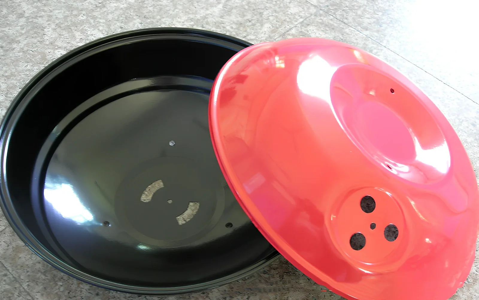 Spherical barbecue stove with 34.2cm cooking surface and black red finish