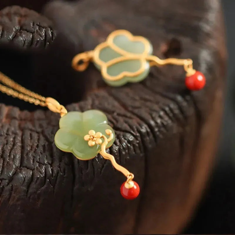 Flower inlaid pendant necklace on cross chain, retro geometric clavicle chain with electroplated finish.