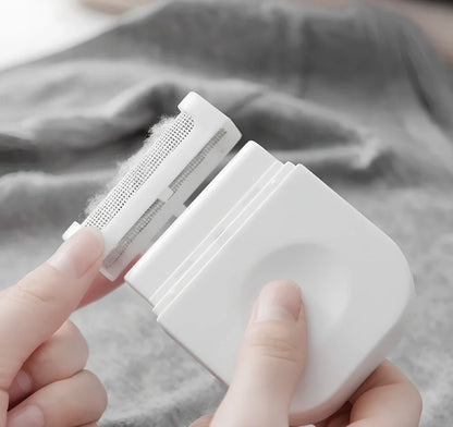 Portable manual fabric cleaning brush with removable catching net, 6.4 cm wide plastic construction