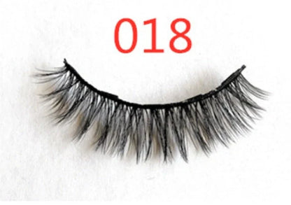 Magnetic false eyelashes for a voluminous, natural look without glue.