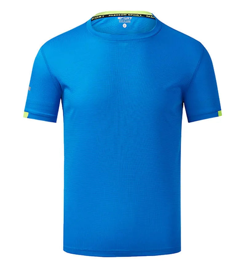 Man wearing a solid colour ice silk quick-drying short sleeve sports shirt