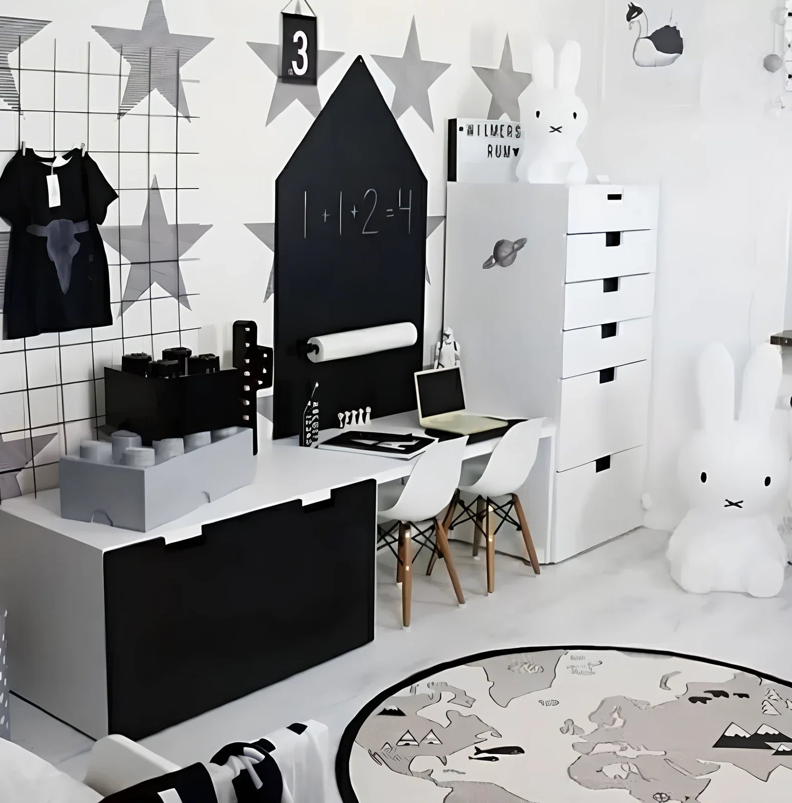 135cm circular world map play mat with cotton canvas and hand-printed illustrations of continents and animals