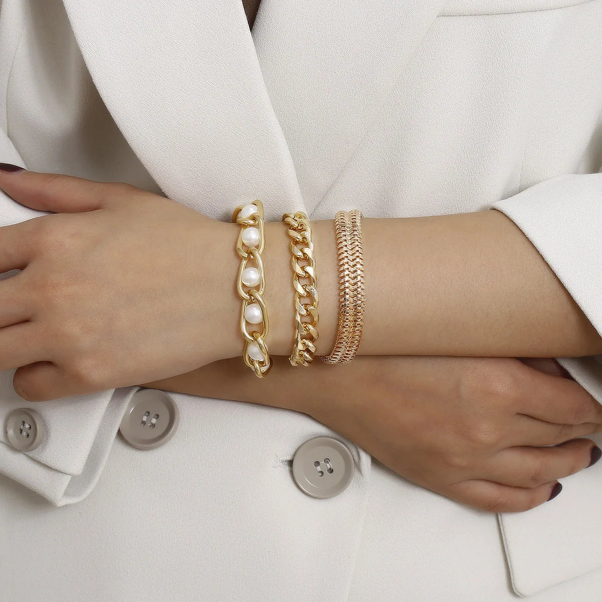 Creative Chain Inlaid Pearl Bracelet in gold, elegant and modern design