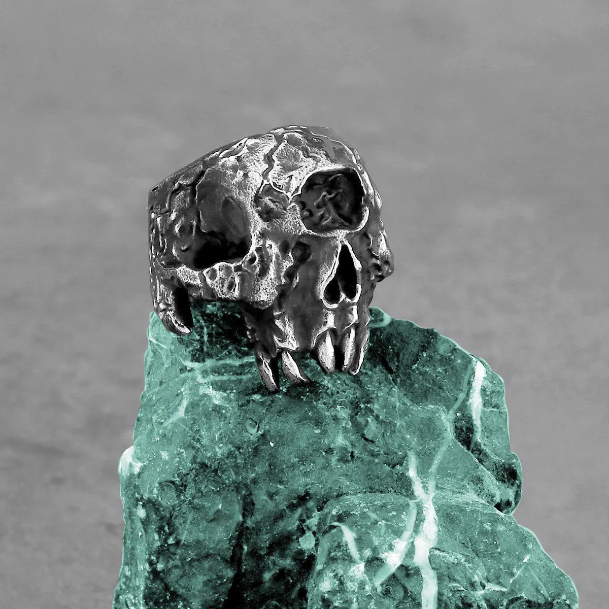 Alloy skull ring with one-eyed design and electroplated finish in retro punk style