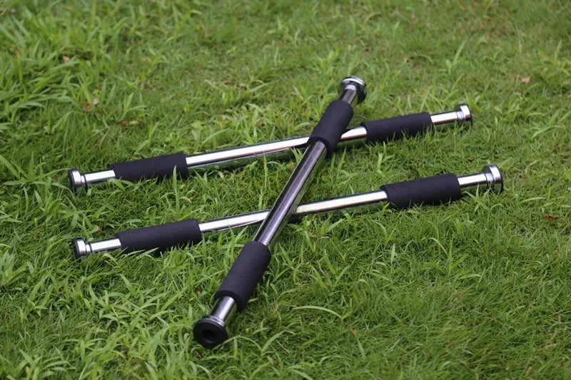 Steel indoor pull-up bar with horizontal bar and parallel bars, adjustable from 62 to 100 cm wide.