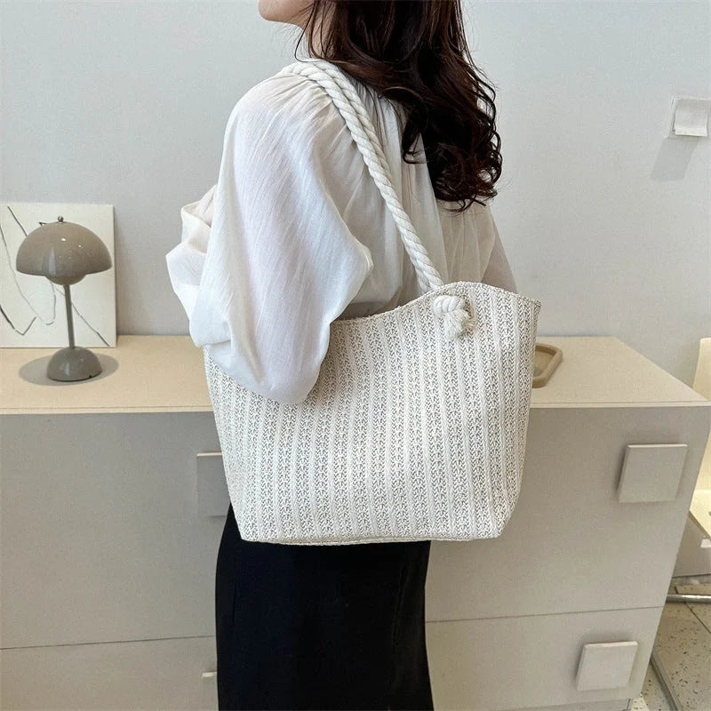 Stylish and spacious straw tote bag for women, featuring a timeless design and durable construction