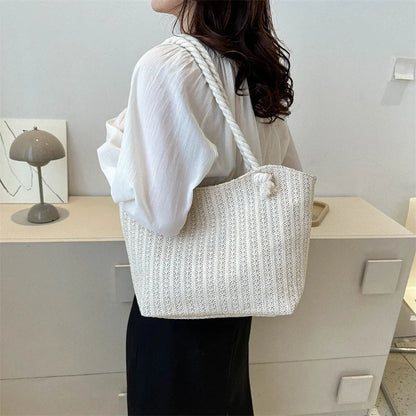 Stylish and spacious straw tote bag for women, featuring a timeless design and durable construction